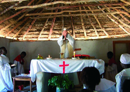 Immagine di Fate celebrare una Messa per i vostri cari e aiutate i sacerdoti della Chiesa che soffre a portare avanti la loro missione