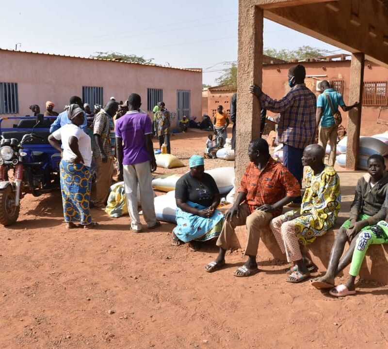 Burkina Faso oggi: distribuzione di cibo agli sfollati