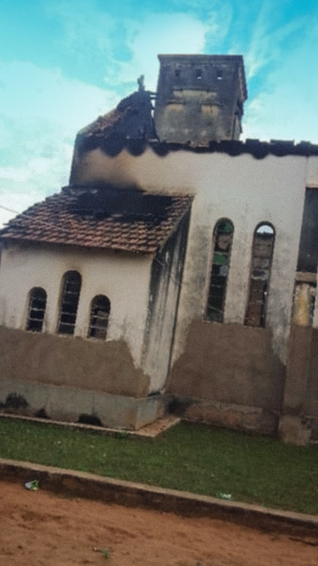 esterno devastato della chiesa di Meza