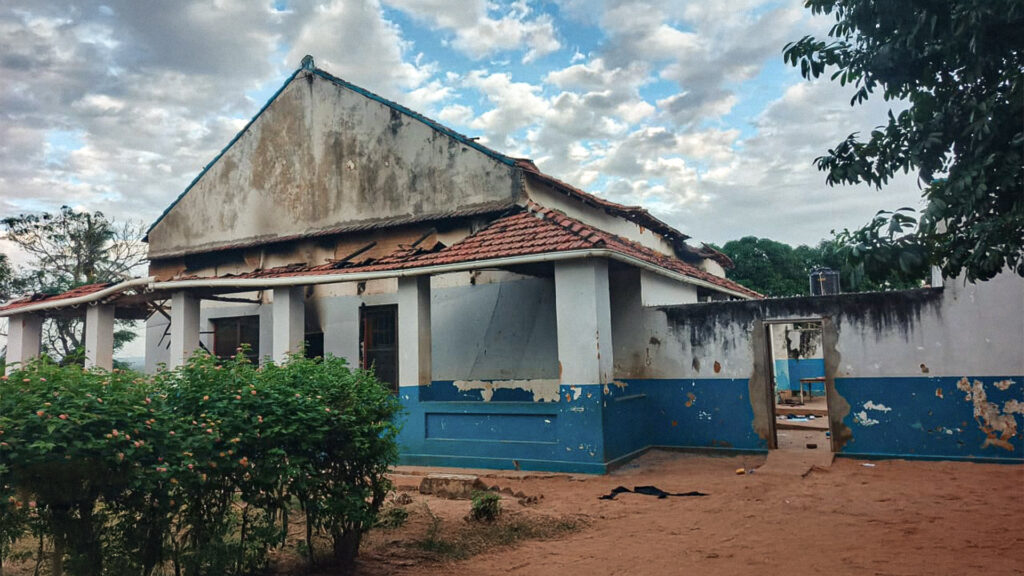 Residenza dei missionari di Meza incendiata dai jihadisti