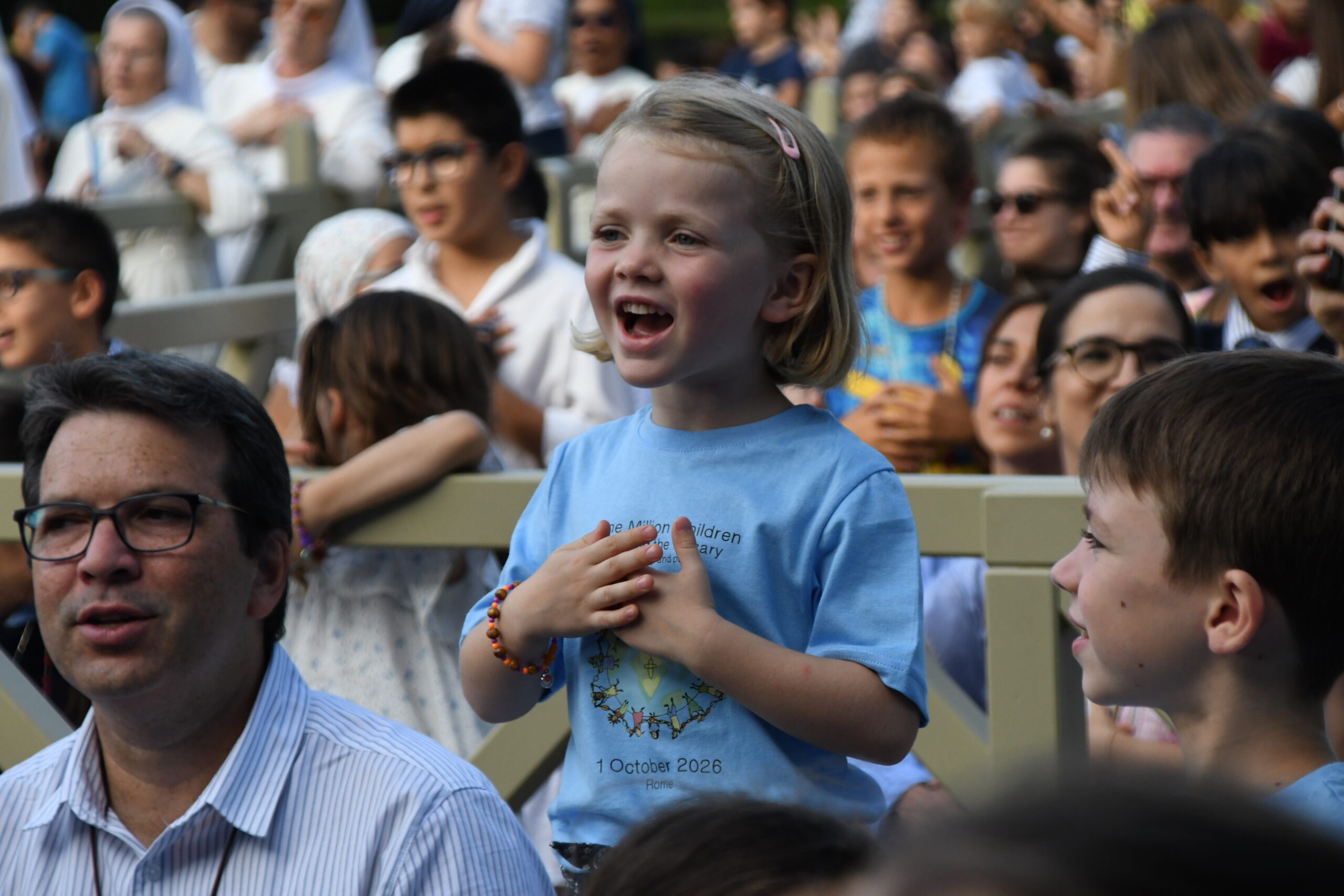 Bambina recita il Rosario all'incontro
