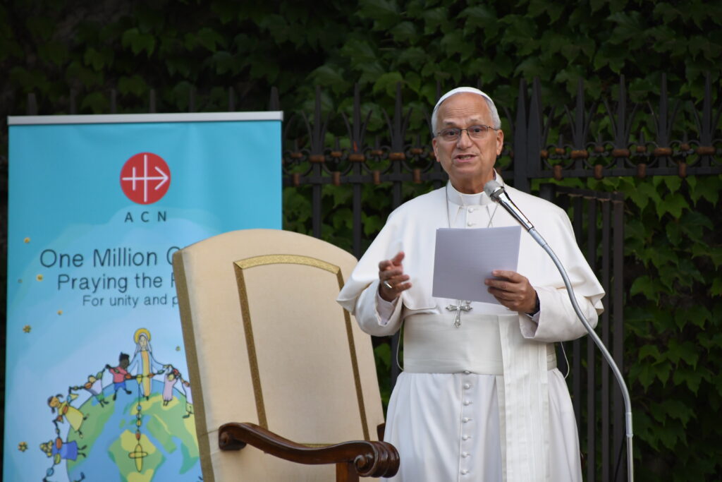 Papa Leone XIV parla al microfono ai Giardini Vaticani