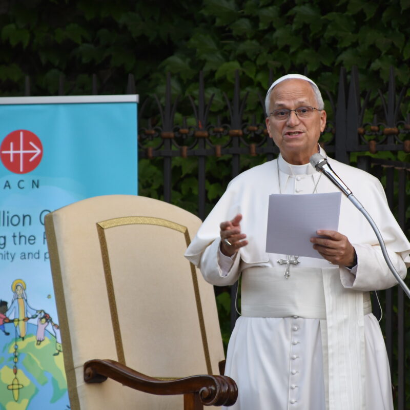 Papa Leone XIV parla al microfono ai Giardini Vaticani