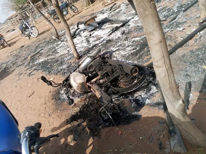 Situazione Nigeria: motocicletta bruciata