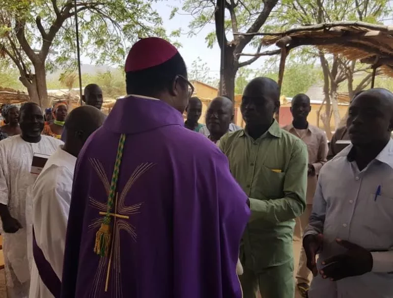 Camerun Boko Haram: distribuzione della Bibbia del fanciullo nella parrocchia di Maria Immacolata di Mandaka, nella diocesi di Maroua-Mokolo 